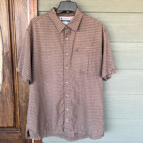 Columbia Short Sleeve Button Down Shirt with Zipper Pocket - Picture 1 of 11